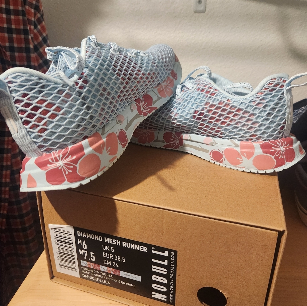 Nobull knit runners 7.5. Like new! Cherry blue